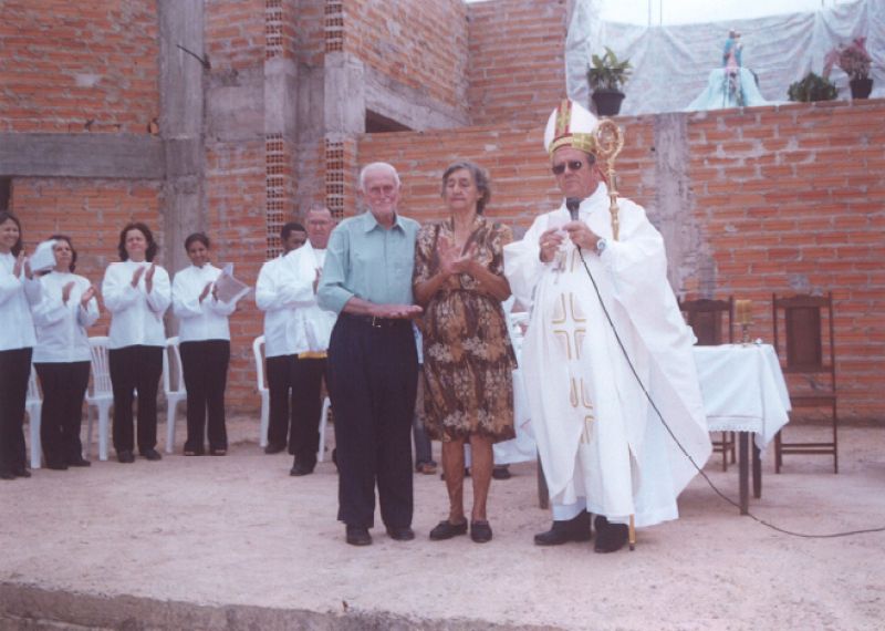 Com a doação de uma área pelo Senhor José Augusto Coelho (Zezinho Coelho), sua esposa dona Benedita de Oliveira Coelho o Santuário de Nossa Senhora da Cabeça pode ser construído.